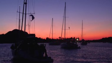 Lipari Adaları 'ndaki Akdeniz' de demirlemiş yelkenli ve yatların manzarası. Gün batımı, renkli gökyüzü. Sicilya, İtalya