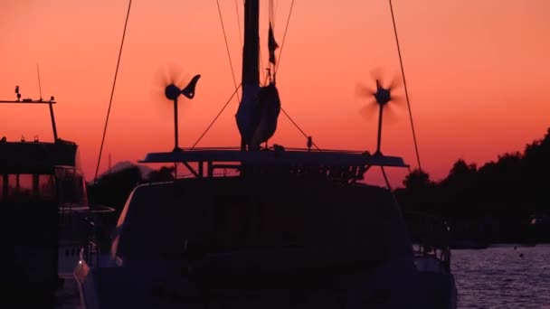 Veleiros ancorados no mar Mediterrâneo perto das Ilhas Lipari. Montanhas e árvores. Pôr-do-sol, céu colorido. Sicília, Itália — Vídeo de Stock