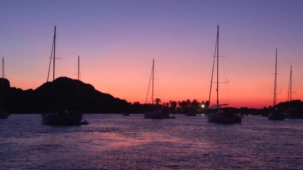 Pohled na zakotvené plachetnice ve Středozemním moři, Liparské ostrovy. Západ slunce, barevná obloha. Sicílie, Itálie — Stock video