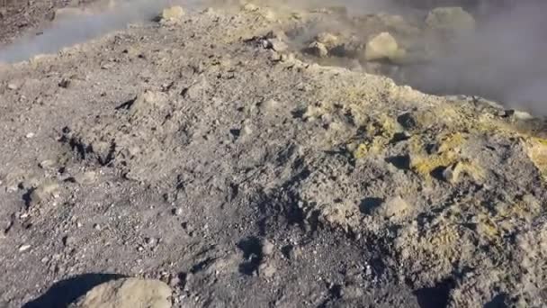 볼 카노 섬의 포사 크레이터에서 화산 가스가 퓨마 롤을 뚫고 분출하고 있습니다. 증기 표면. 리파리 제도. 시칠리아, 이탈리아. 닫아 — 비디오