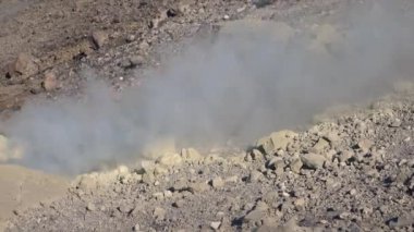 Volkanik gaz, Vulcano adasındaki Fossa kraterinden çıkıyor. Buharlı yüzey. Lipari Adaları. Sicilya, İtalya. Kapat.