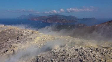 Volkanik gaz, Vulcano adasındaki Fossa kraterinden çıkıyor. Lipari Adaları 'nın manzarası. Akdeniz, mavi gökyüzü. Sicilya, İtalya