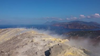 Volkanik gaz, Volkan adasındaki Fossa kraterinin sırtındaki fümerollerden çıkıyor. Lipari Adaları. Akdeniz, mavi gökyüzü. Sicilya, İtalya