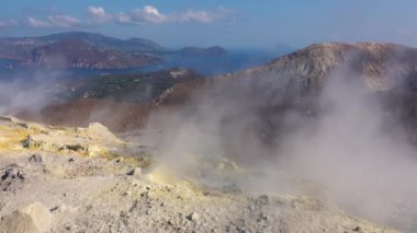 Volkanik gaz, Vulcano adasındaki Fossa kraterinden çıkıyor. Lipari Adaları 'nın manzarası. Akdeniz, mavi gökyüzü. Sicilya, İtalya