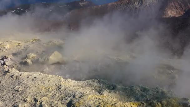 Gas volcánico saliendo a través de fumarolas en el cráter Fossa de la isla Vulcano. Vista de las islas Lipari. Mar Mediterráneo, cielo azul. Sicilia, Italia. De cerca. — Vídeos de Stock