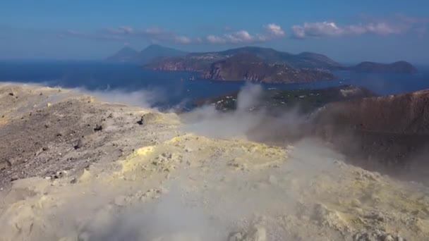 Volcanic gas exiting through fumaroles on ridge of Fossa crater, Vulcano island. Lipari Islands. Mediterranean sea, blue sky. Sicily, Italy — Stock Video