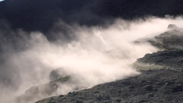 Er komt heet vulkanisch gas uit door fumarolen op Vulcano eiland. Dampend oppervlak. Liparische Eilanden. Sicilië, Italië. Sluiten. — Stockvideo