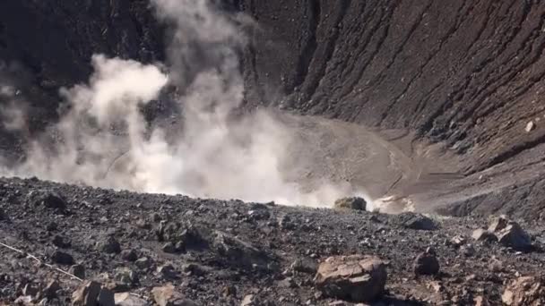 Vulkángáz távozott a füstölőkön keresztül a Grand vagy a Fossa kráter vulkán szigetén. Lipari szigetek. Szicília, Olaszország — Stock videók
