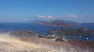 Volkanik gaz, Vulcano adasındaki Fossa kraterinden çıkıyor. Lipari Adaları 'nın manzarası. Akdeniz, mavi gökyüzü. Sicilya, İtalya