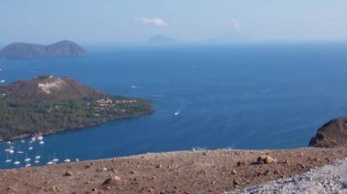 Akdeniz 'deki Lipari Adaları' ndaki Vulcano adasından görüntü. Binalar, yeşil ağaçlar ve mavi gökyüzü. Yelkenli yatlar ve diğer gemiler. Sicilya, İtalya