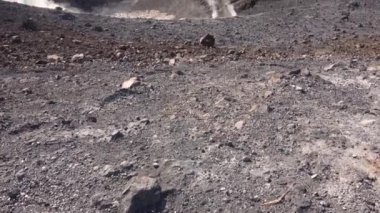 Volkanik gaz, Büyük ya da Fossa Volkan Adası 'ndaki fümerollerden çıkıyor. Lipari Adaları. Mavi gökyüzü. Sicilya, İtalya