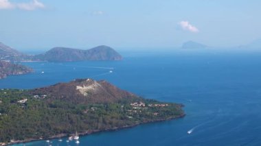 Lipari Adaları yakınlarındaki Sicilya, İtalya 'da demirli ve yüzen beyaz yatlar ve yelkenliler. Akdeniz, ufuk çizgisi. Şehir manzarası ve mavi gökyüzü