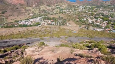 Akdeniz 'deki Lipari Adası' ndaki Vulcano adasından görüntü. Binalar ve yeşil ağaçlar. Sicilya, İtalya