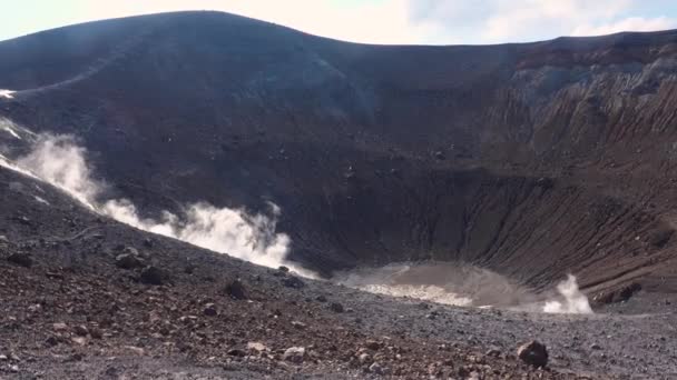 Vulkanisch gas dat uitmondt in fumarolen op de Grand of Fossa krater van Vulcano eiland. Liparische Eilanden. Blauwe lucht. Sicilië, Italië — Stockvideo