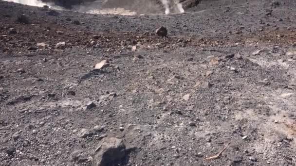 Вулканический газ выходит через фумаролы на кратере Гранд или Фосса острова Вулкано. Острова Липари. Голубое небо. Сицилия, Италия — стоковое видео