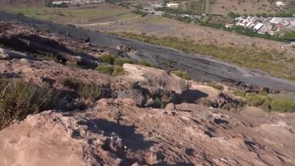 Vue de dessus depuis l'île de Vulcano sur l'île de Lipari, mer Méditerranée. Bâtiments et arbres verts. Sicile, Italie — Video