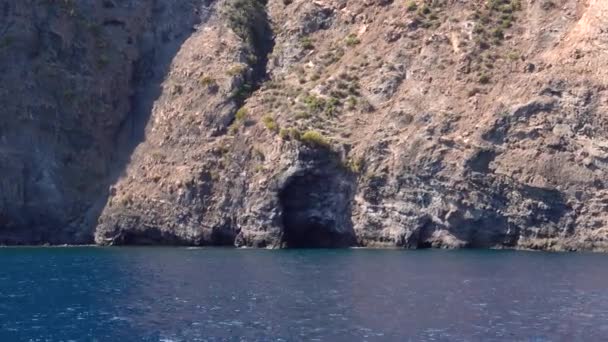 Ilha Lipari, montanha com cavernas no mar Mediterrâneo. Dia ensolarado de verão. Rippling superfície de água azul. Sicília, Itália — Vídeo de Stock