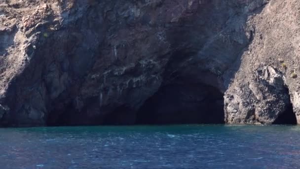 Ilha Lipari, montanha com cavernas no mar Mediterrâneo. Dia ensolarado de verão. Rippling superfície de água azul. Sicília, Itália — Vídeo de Stock