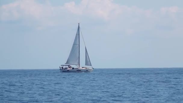 Velero blanco con gente a bordo. Flotando a través del mar Mediterráneo. Islas Lipari. Sicilia, Italia. Horizonte, cielo azul — Vídeos de Stock