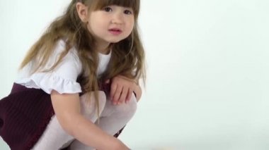 Beyaz arka planda tüylü Sheltie Gine domuzu olan sevimli bir çocuk. Mutlu çocukluk kavramı. Kapat.