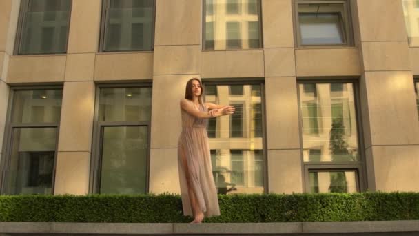 Krásná mladá dívka tančí moderní představení na ulici moderního města. Zpomalený pohyb. — Stock video