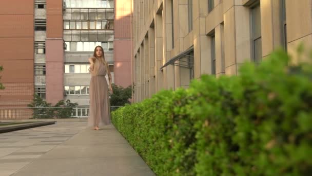 Beautiful young girl dancing performing contemporary on the street of a modern city. Slow motion. — Stock Video