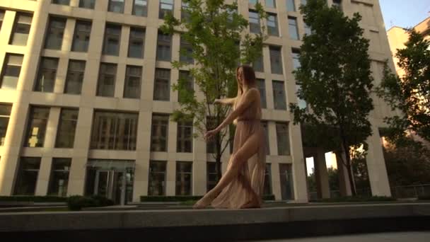 Hermosa joven bailando interpretando contemporáneo en la calle de una ciudad moderna. Movimiento lento . — Vídeo de stock