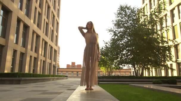 Hermosa joven bailando interpretando contemporáneo en la calle de una ciudad moderna. Movimiento lento . — Vídeo de stock