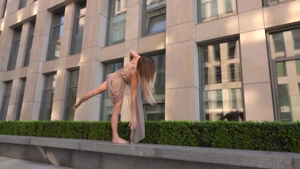 Schöne junge Mädchen tanzen zeitgenössisch auf der Straße einer modernen Stadt. Zeitlupe. — Stockvideo