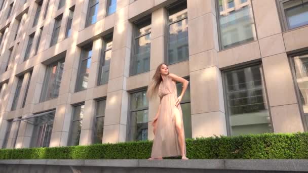 Schöne junge Mädchen tanzen zeitgenössisch auf der Straße einer modernen Stadt. Zeitlupe. — Stockvideo