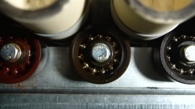 Metal parçaların mekanik cihazda döndürülmesi. Rulman mekanizması üretim fayanslarında dönüyor. Kapat..