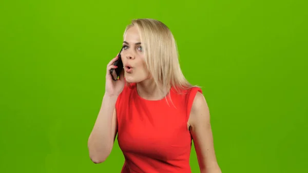 Chica con sorpresa hablando en el teléfono móvil en la pantalla verde — Foto de Stock