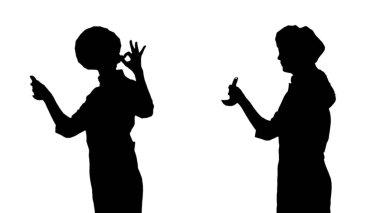 İki siyah siluet aşçı kız kepçeyle yemek yiyor..