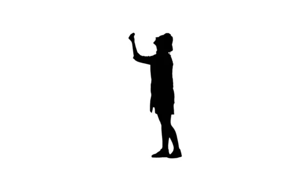 Siyah siluetli aşçı kız, beyaz arka plandaki tabakları överek el kol hareketi yapıyor. Profil görünümü — Stok fotoğraf