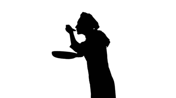 Черный силуэт шеф-повара в шляпе жарится и пробует блюдо. Изолированный на белом фоне . — стоковое фото