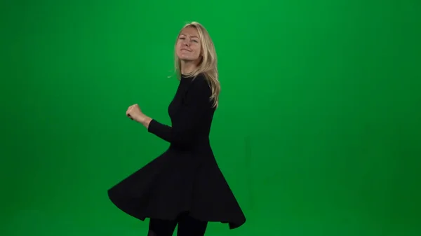 Mulher dançando e cantando em vestido preto. Tela verde — Fotografia de Stock