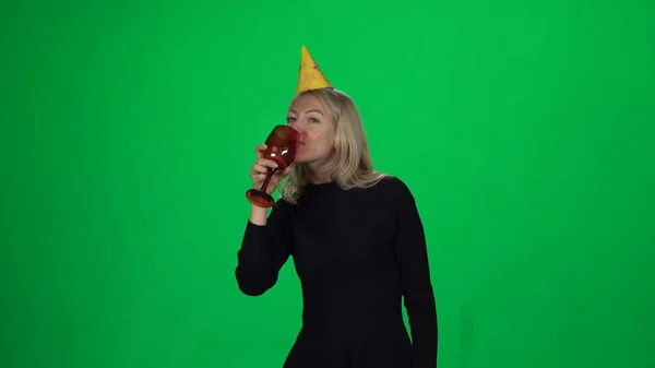 Doğum günü partisinde kırmızı bardakla içki içen bir kadın. Yeşil Ekran — Stok fotoğraf