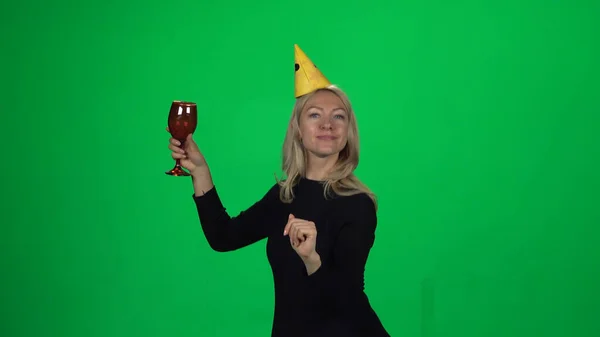 Een vrouw die plezier heeft op een verjaardagsfeestje. Groen scherm — Stockfoto