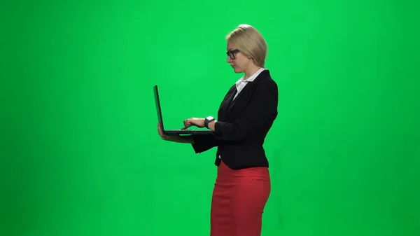 Señora con portátil en la mano. Pantalla verde —  Fotos de Stock
