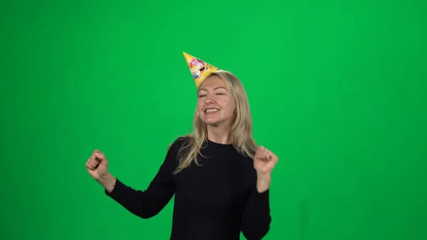 Une dame avec un chapeau d'anniversaire. Écran vert — Photo