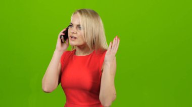 Yeşil ekranda cep telefonuyla sürpriz konuşan kız