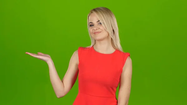 女性で赤で緑の画面の背景ショー彼女の手 — ストック写真