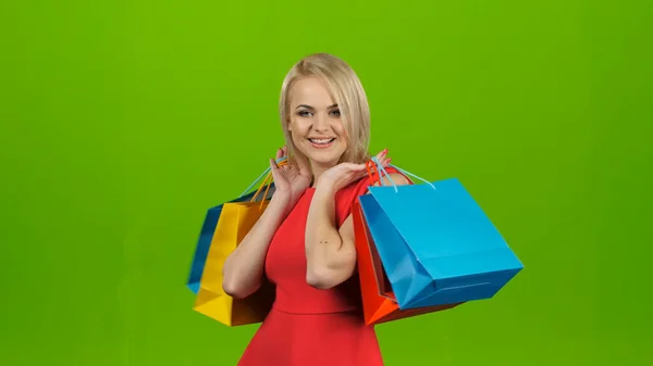 Šťastná nakupující žena nadšená a veselá. Studio zelené obrazovky — Stock fotografie