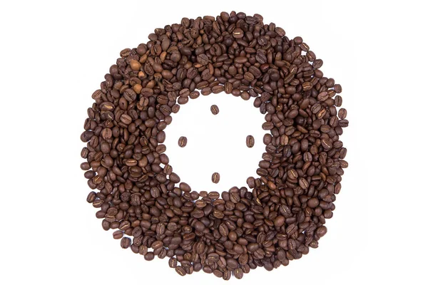 Kaffebønner samlet i sirkel isolert på hvit bakgrunn. . – stockfoto