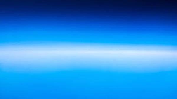 Bela foto aérea da paisagem nublada, o céu azul claro acima das nuvens da estratosfera — Fotografia de Stock