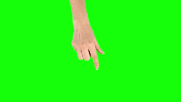 Женская рука выполняет нажатием и перетащить на экране планшета жест на зеленый экран. Закрыть — стоковое видео