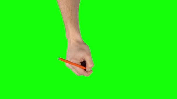 Mannelijke Hand met Oranje Potlood Schrijft op Green Screen Achtergrond. Sluiten — Stockvideo