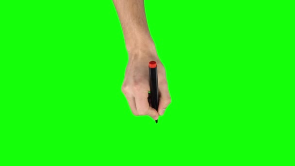 Мужская рука с красной маркером на фоне зеленого экрана. Закрыть — стоковое видео