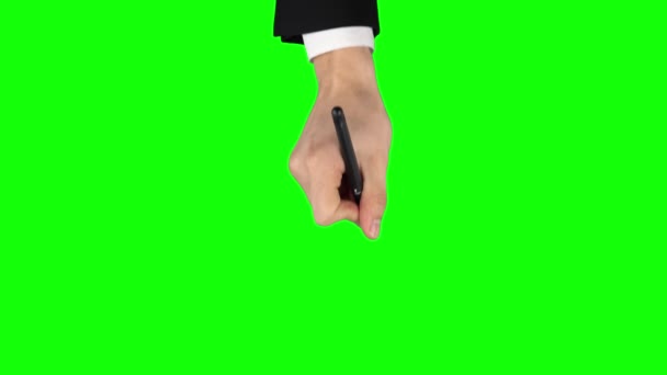 Mannelijke hand in een zwart jasje en wit shirt met liner pen is het schrijven op groene scherm achtergrond. Sluiten. — Stockvideo