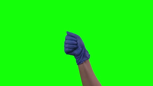 Médicos mano femenina en guante azul está sosteniendo el pulgar hacia arriba haciendo gestos como. Pantalla verde. De cerca. — Vídeo de stock